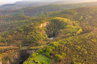 Vue aérienne de Lac de basalte dans la réserve naturelle de Pechsteinkopf, près de l'ancienne carrière de basalte de Forster à Forst an der Weinstraße dans le département Rhénanie-Palatinat, Allemagne