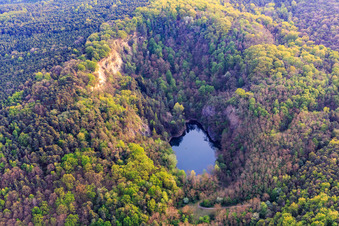 Lac de basalte dans la réserve naturelle de Pechsteinkopf, près de l'ancienne carrière de basalte de Forster à Forst an der Weinstraße dans le département Rhénanie-Palatinat, Allemagne d'en haut