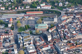 Vue aérienne de Bâtiment du hall, gare à Neustadt an der Weinstraße dans le département Rhénanie-Palatinat, Allemagne