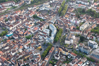 Vue aérienne de Ludwigstraße à Neustadt an der Weinstraße dans le département Rhénanie-Palatinat, Allemagne