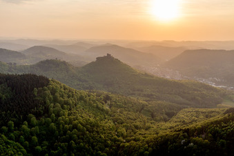 Château de Trifels à Annweiler am Trifels dans le département Rhénanie-Palatinat, Allemagne du point de vue du drone