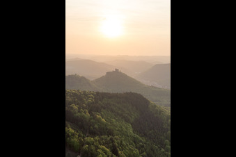 Château de Trifels à Annweiler am Trifels dans le département Rhénanie-Palatinat, Allemagne d'un drone