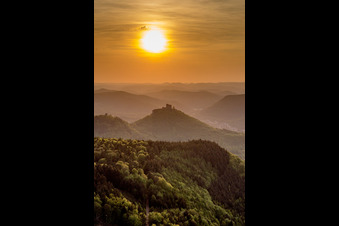 Vue aérienne de Le château de Trifels dans la lumière du soir et la brume sur la forêt du Palatinat à Annweiler am Trifels dans le département Rhénanie-Palatinat, Allemagne