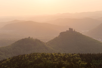 Château de Trifels à Annweiler am Trifels dans le département Rhénanie-Palatinat, Allemagne vu d'un drone