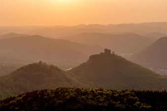 Vue aérienne de Château de Trifels à Annweiler am Trifels dans le département Rhénanie-Palatinat, Allemagne