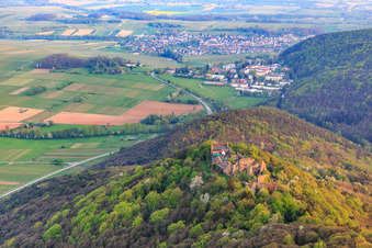 Vue aérienne de Ruines du château de Madenburg sur une montagne aux couleurs automnales dans la forêt du Palatinat depuis le nord à Eschbach dans le département Rhénanie-Palatinat, Allemagne
