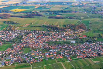 Vue aérienne de Vue du nord à Klingenmünster dans le département Rhénanie-Palatinat, Allemagne