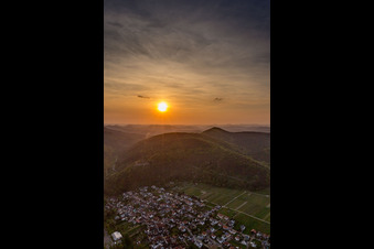Vue aérienne de Coucher de soleil sur le paysage de la forêt du Palatinat à Klingenmünster dans le département Rhénanie-Palatinat, Allemagne