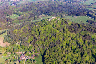 Vue aérienne de Ruines du château de Lindelbrunn au-dessus du Cramerhaus à Vorderweidenthal dans le département Rhénanie-Palatinat, Allemagne