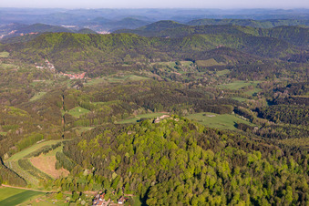 Vue aérienne de Ruines du château de Lindelbrunn au-dessus du Cramerhaus à Vorderweidenthal dans le département Rhénanie-Palatinat, Allemagne