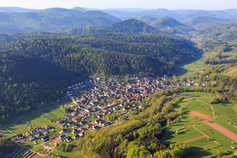 Vue aérienne de Vue du village dans la forêt du Palatinat depuis le nord-est à Vorderweidenthal dans le département Rhénanie-Palatinat, Allemagne