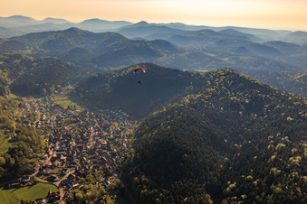 Vue aérienne de Parapente au dessus du village à Vorderweidenthal dans le département Rhénanie-Palatinat, Allemagne
