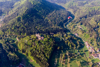 Vue aérienne de Complexe du château de Berwartstein avec parapente à Erlenbach bei Dahn dans le département Rhénanie-Palatinat, Allemagne