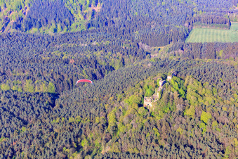 Vue aérienne de Ruines du château de Drachenfels avec parapente rouge à Busenberg dans le département Rhénanie-Palatinat, Allemagne