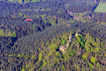 Vue aérienne de Ruines du château de Drachenfels avec parapente rouge à Busenberg dans le département Rhénanie-Palatinat, Allemagne