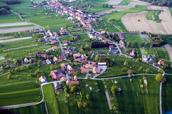 Vue aérienne de Champs agricoles et terres agricoles à Laubach dans le département Bas Rhin, France