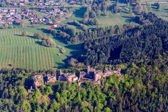 Vue aérienne de Ruines et vestiges des murs de l'ancien complexe du château et de la forteresse Ruines du château d'Altdahn à Dahn dans le département Rhénanie-Palatinat, Allemagne
