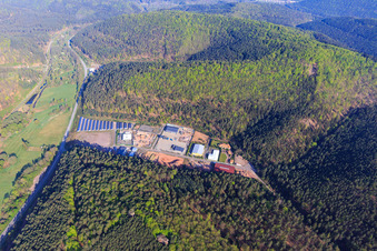 Vue aérienne de Parc d'activités Neudahn 1 avec aire de jeux intérieure Super-Dubber Kinderland à Dahn dans le département Rhénanie-Palatinat, Allemagne