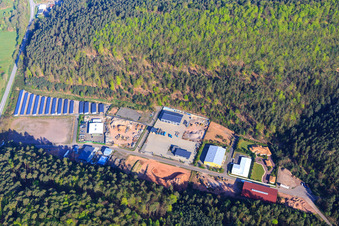 Vue aérienne de Parc d'activités Neudahn 1 avec aire de jeux intérieure Super-Dubber Kinderland à Dahn dans le département Rhénanie-Palatinat, Allemagne