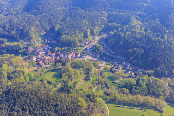 Vue aérienne de Aperçu du village dans la forêt du Palatinat à Darstein dans le département Rhénanie-Palatinat, Allemagne