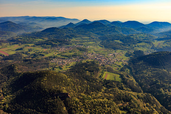 Vue aérienne de Vue de la forêt du Palatinat depuis l'ouest à le quartier Gossersweiler in Gossersweiler-Stein dans le département Rhénanie-Palatinat, Allemagne