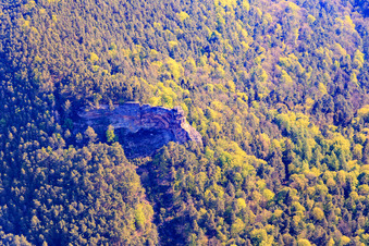 Vue aérienne de Rötzenfels à Darstein dans le département Rhénanie-Palatinat, Allemagne