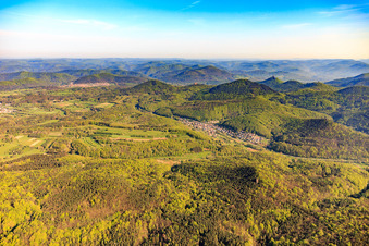 Vue aérienne de Village du Kaiserbachtal vu du sud-ouest à Waldrohrbach dans le département Rhénanie-Palatinat, Allemagne
