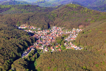Vue aérienne de Village caché dans la forêt du Palatinat vu de l'est à Dörrenbach dans le département Rhénanie-Palatinat, Allemagne