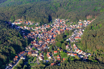 Vue aérienne de Village caché dans la forêt du Palatinat vu de l'est à Dörrenbach dans le département Rhénanie-Palatinat, Allemagne