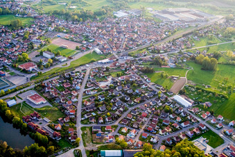 Vue aérienne de Vue des rues et des maisons dans les quartiers résidentiels à Mertzwiller dans le département Bas Rhin, France