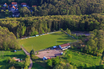 Vue aérienne de Terrain de sport et parking pour mobil-homes du club de football SV 1946 Dörrenbach Dörrenbach à Dörrenbach dans le département Rhénanie-Palatinat, Allemagne
