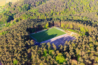 Vue aérienne de Terrain de sport dans la forêt de SV Schweigen-Rechtenbach 1929 eV à le quartier Rechtenbach in Schweigen-Rechtenbach dans le département Rhénanie-Palatinat, Allemagne