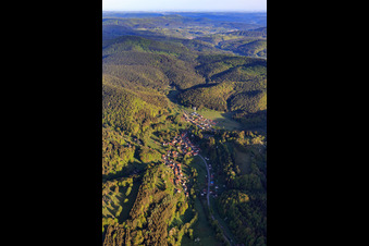 Vue aérienne de Village dans le Wieslautertal vu de l'est à Bobenthal dans le département Rhénanie-Palatinat, Allemagne
