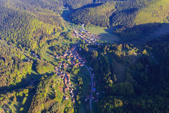 Vue aérienne de Village dans le Wieslautertal vu de l'est à Bobenthal dans le département Rhénanie-Palatinat, Allemagne