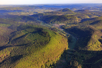 Vue aérienne de Village du Wieslautertal vu du sud-est à Niederschlettenbach dans le département Rhénanie-Palatinat, Allemagne