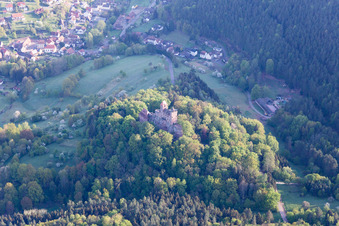 Vue oblique de Château de Bewartstein à Erlenbach bei Dahn dans le département Rhénanie-Palatinat, Allemagne