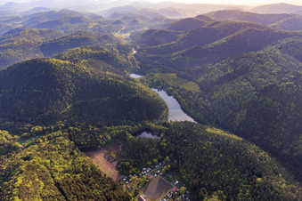 Photographie aérienne de Seehof-Weiher / Portzbach avec kiosque à Erlenbach bei Dahn dans le département Rhénanie-Palatinat, Allemagne