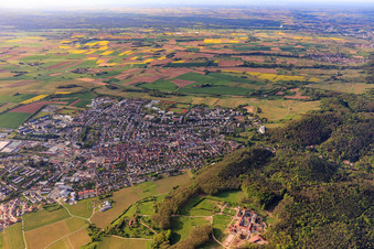 Vue aérienne de Vue de la ville à la lisière de la forêt du Palatinat depuis le nord à Bad Bergzabern dans le département Rhénanie-Palatinat, Allemagne