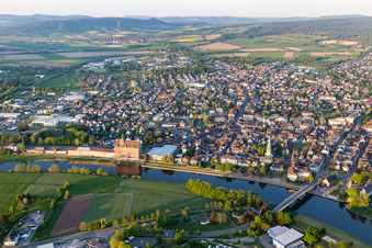 Vue aérienne de Les rives de la Weser à Holzminden dans le département Basse-Saxe, Allemagne