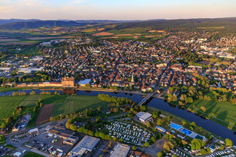 Vue aérienne de Vue de la ville sur la Weser au premier plan camping mobile Holzminden à Holzminden dans le département Basse-Saxe, Allemagne