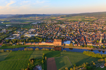 Photographie aérienne de Vue de la ville depuis l'ouest avec l'entrepôt sur la rive de la Weser de RL Rieke GmbH & Co. KG à Holzminden dans le département Basse-Saxe, Allemagne