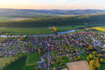 Vue aérienne de Vue du village sur la rive de la Weser depuis le sud à Heinsen dans le département Basse-Saxe, Allemagne