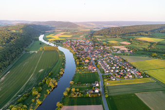 Vue aérienne de Les berges des rivières à Heinsen dans le département Basse-Saxe, Allemagne
