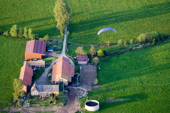 Mertzwiller dans le département Bas Rhin, France du point de vue du drone
