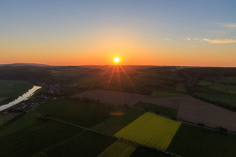 Vue aérienne de Coucher de soleil sur la Weser à Brevörde dans le département Basse-Saxe, Allemagne