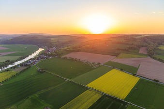 Vue aérienne de Coucher de soleil sur la Weser à Brevörde dans le département Basse-Saxe, Allemagne