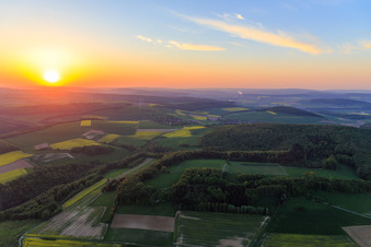 Vue aérienne de Coucher de soleil dans le Weserbergland à Ottenstein dans le département Basse-Saxe, Allemagne