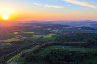 Vue aérienne de Coucher de soleil dans le Weserbergland à Ottenstein dans le département Basse-Saxe, Allemagne