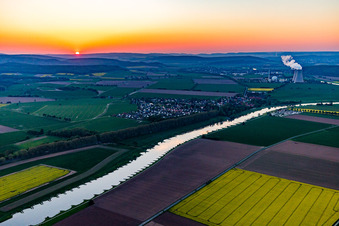 Photographie aérienne de Centrale nucléaire Grohnde vue de loin au coucher du soleil à le quartier Grohnde in Emmerthal dans le département Basse-Saxe, Allemagne