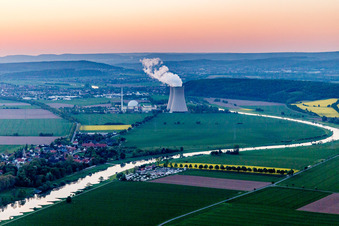 Vue aérienne de Blocs réacteurs, structures de tour de refroidissement, centrale nucléaire Grohnde sur la Weser au coucher du soleil en Grohnde à le quartier Grohnde in Emmerthal dans le département Basse-Saxe, Allemagne